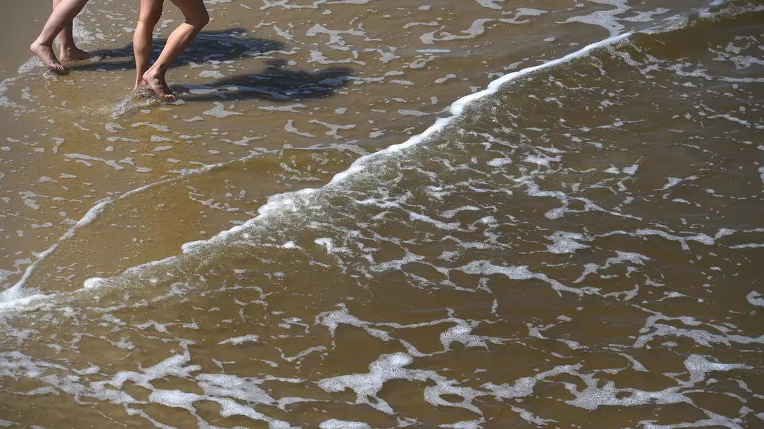Mit der sommerlichen Hitze steigt das Risiko für Vibrionen-Infektionen an Nord- und Ostsee. - Bild: Stefan Sauer/dpa/dpa-tmn