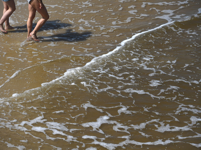 Mit der sommerlichen Hitze steigt das Risiko für Vibrionen-Infektionen an Nord- und Ostsee. - Foto: Stefan Sauer/dpa/dpa-tmn