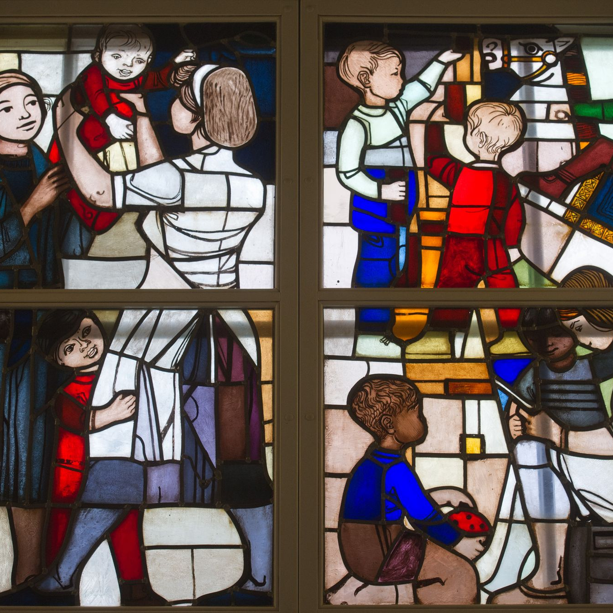 Kinderbetreuung in der ehemaligen DDR, dargestellt in einem Bleiglasfenster im Dokumentationszentrum Alltagskultur der DDR in Eisenhüttenstadt. Eine Folge: Frauen in Ostdeutschland bekommen heute höhere Renten als im Westen. (Symbolbild) - Foto: picture alliance / ZB