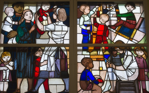 Kinderbetreuung in der ehemaligen DDR, dargestellt in einem Bleiglasfenster im Dokumentationszentrum Alltagskultur der DDR in Eisenhüttenstadt. Eine Folge: Frauen in Ostdeutschland bekommen heute höhere Renten als im Westen. (Symbolbild) - Foto: picture alliance / ZB