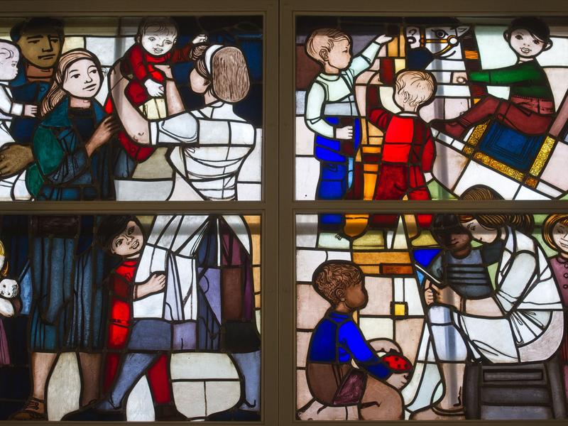 Kinderbetreuung in der ehemaligen DDR, dargestellt in einem Bleiglasfenster im Dokumentationszentrum Alltagskultur der DDR in Eisenhüttenstadt. Eine Folge: Frauen in Ostdeutschland bekommen heute höhere Renten als im Westen. (Symbolbild) - Foto: picture alliance / ZB