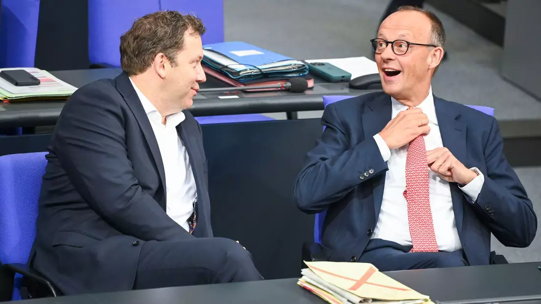 Lars Klingbeil und Friedrich Merz hoffen, die Stimmung im Land zu drehen. (Archivbild) - Bild: Katharina Kausche/dpa