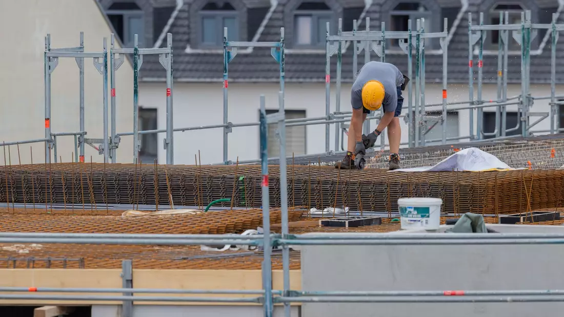 Bei vielen Unternehmen herrscht mehr Zuversicht - aber einige Wirtschaftsverbände finden die Stimmung besser als die Lage. (Archivbild) - Bild: Rolf Vennenbernd/dpa