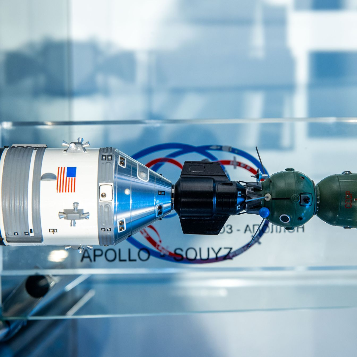 Vor 50 Jahren gab es im All einen historischen Handschlag zwischen Amerikanern und Russen bei der Kopplung der sowjetischen Sojus-Raumkapsel mit dem US-Raumschiff Apollo. (Archivbild) - Foto: Jens Büttner/dpa-Zentralbild/dpa