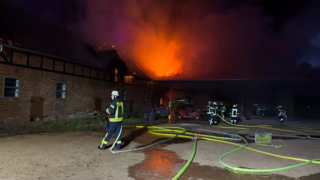 FW Lüchow-Dannenberg: +++ Nächtlicher Großeinsatz in Lüchow-Dannenberg +++ Feuer zerstört landwirtschaftliches Gebäude +++ Feuerwehr verhindert Ausbreitung +++ Person verletzt +++ - Bild: presseportal.de