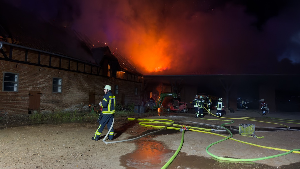 FW Lüchow-Dannenberg: +++ Nächtlicher Großeinsatz in Lüchow-Dannenberg +++ Feuer zerstört landwirtschaftliches Gebäude +++ Feuerwehr verhindert Ausbreitung +++ Person verletzt +++ - Foto: presseportal.de