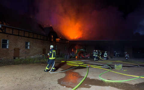 FW Lüchow-Dannenberg: +++ Nächtlicher Großeinsatz in Lüchow-Dannenberg +++ Feuer zerstört landwirtschaftliches Gebäude +++ Feuerwehr verhindert Ausbreitung +++ Person verletzt +++ - Foto: presseportal.de
