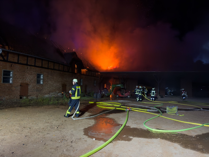 FW Lüchow-Dannenberg: +++ Nächtlicher Großeinsatz in Lüchow-Dannenberg +++ Feuer zerstört landwirtschaftliches Gebäude +++ Feuerwehr verhindert Ausbreitung +++ Person verletzt +++ - Foto: presseportal.de