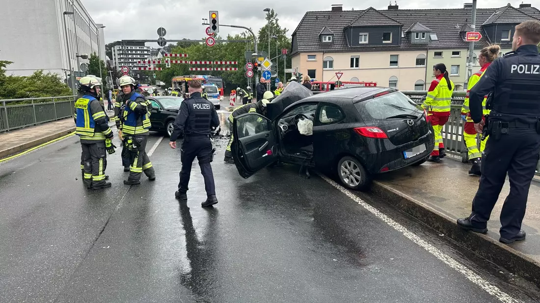 FW-EN: Wetter (Ruhr) - Ölspur, unbekannte Rauchentwicklung aus Gebäude und Verkehrsunfall am Mittwochnachmittag. - Bild: presseportal.de
