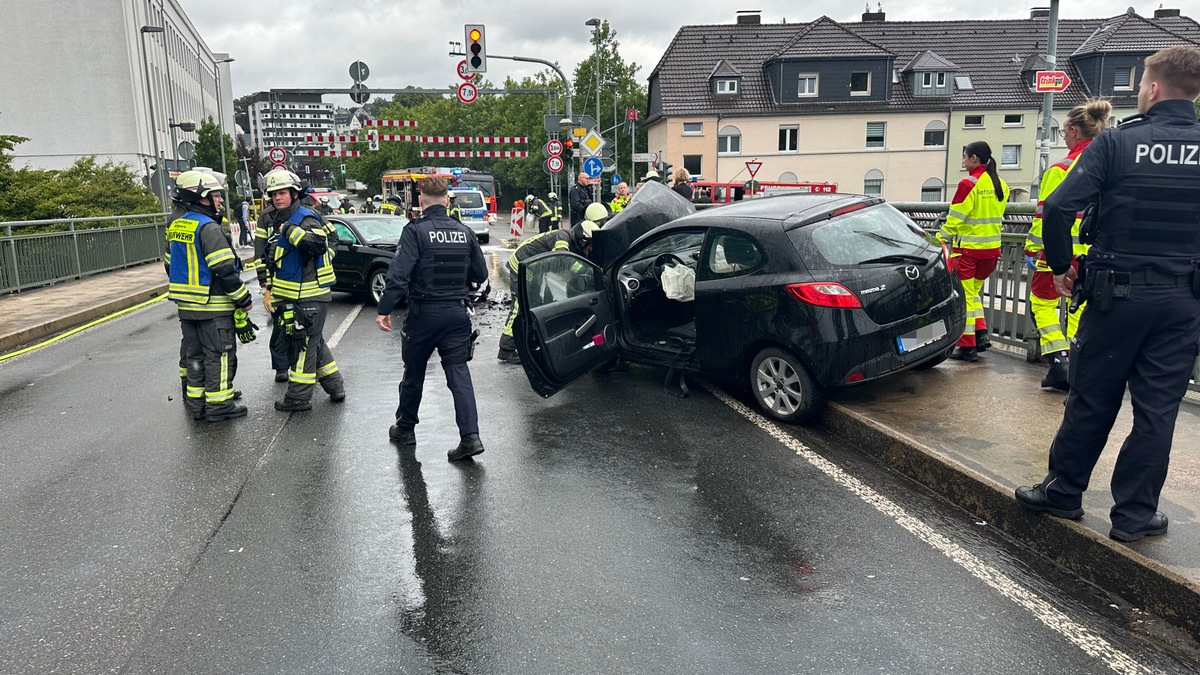 FW-EN: Wetter (Ruhr) - Ölspur, unbekannte Rauchentwicklung aus Gebäude und Verkehrsunfall am Mittwochnachmittag. - Foto: presseportal.de