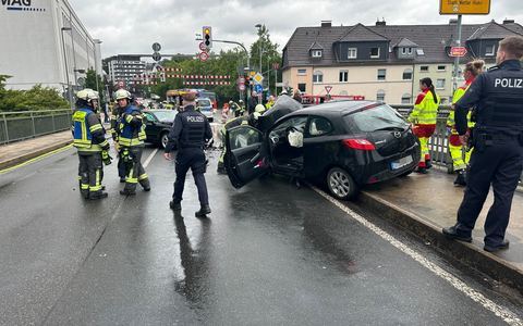 FW-EN: Wetter (Ruhr) - Ölspur, unbekannte Rauchentwicklung aus Gebäude und Verkehrsunfall am Mittwochnachmittag. - Foto: presseportal.de