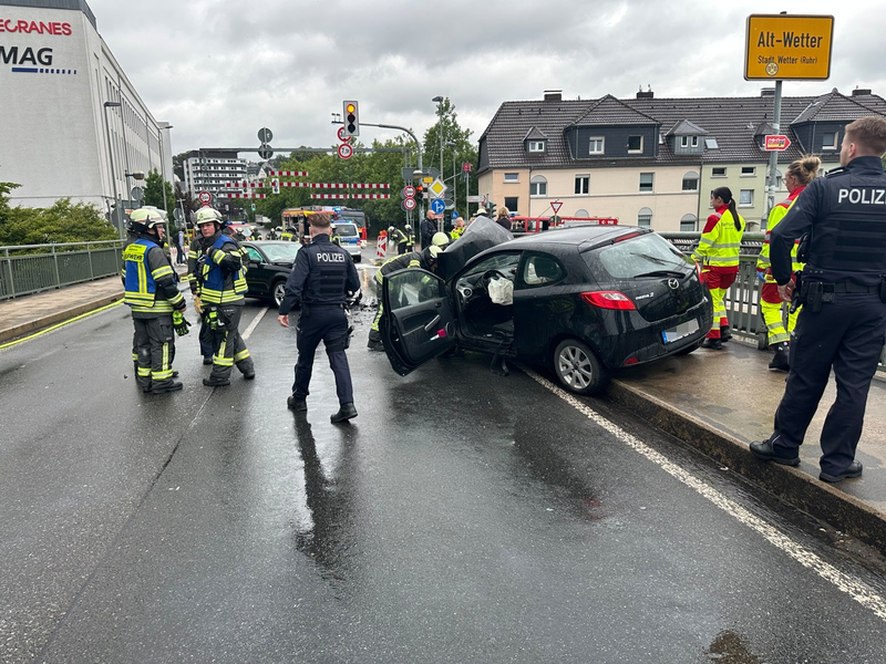FW-EN: Wetter (Ruhr) - Ölspur, unbekannte Rauchentwicklung aus Gebäude und Verkehrsunfall am Mittwochnachmittag. - Foto: presseportal.de