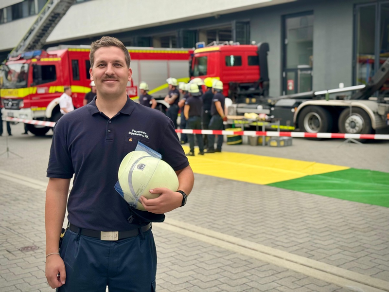 FW Mainz: Während der Ausbildung schon Leben gerettet: Feuerwehr-Azubi Jonas Eberhard spendet Stammzellen für einen unbekannten Patienten - Foto: presseportal.de