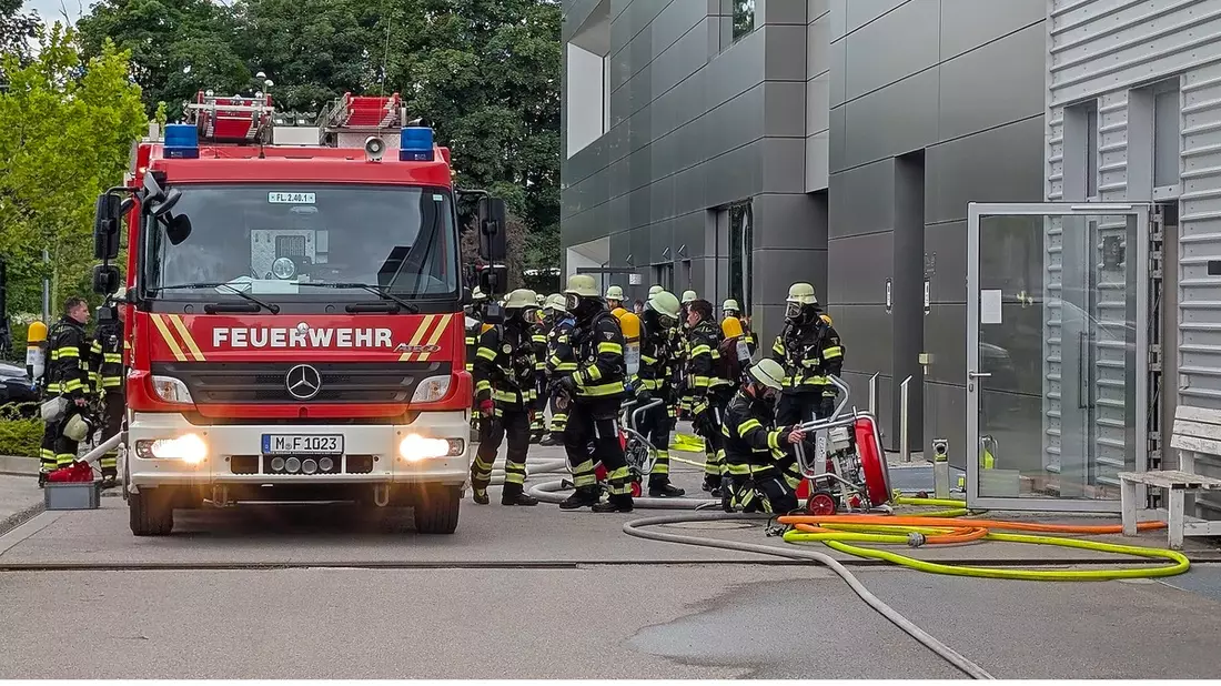 FW-M: Brand in Autowerkstatt (Forstenried) - Bild: presseportal.de