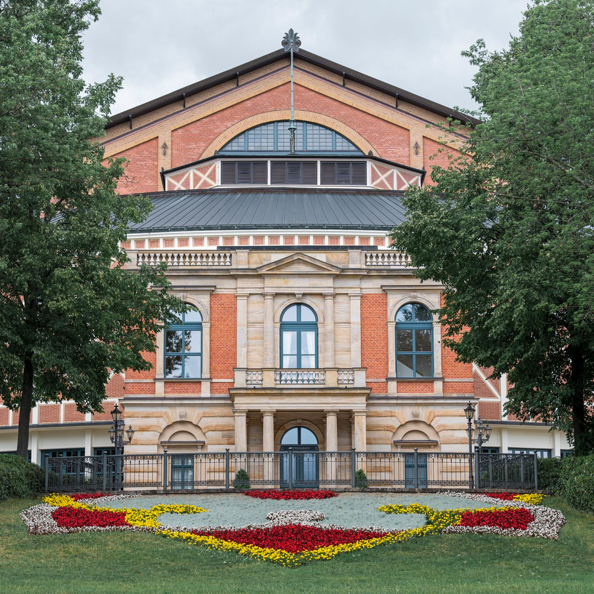 Es gibt eine neue Personalie auf dem Grünen Hügel.  - Foto: Daniel Vogl/dpa