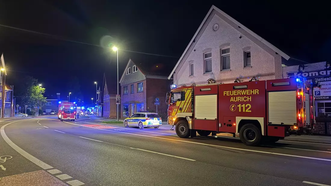 FW-AUR: Menschenrettung bei nächtlichem Kellerbrand in Mehrfamilienhaus - Bild: presseportal.de