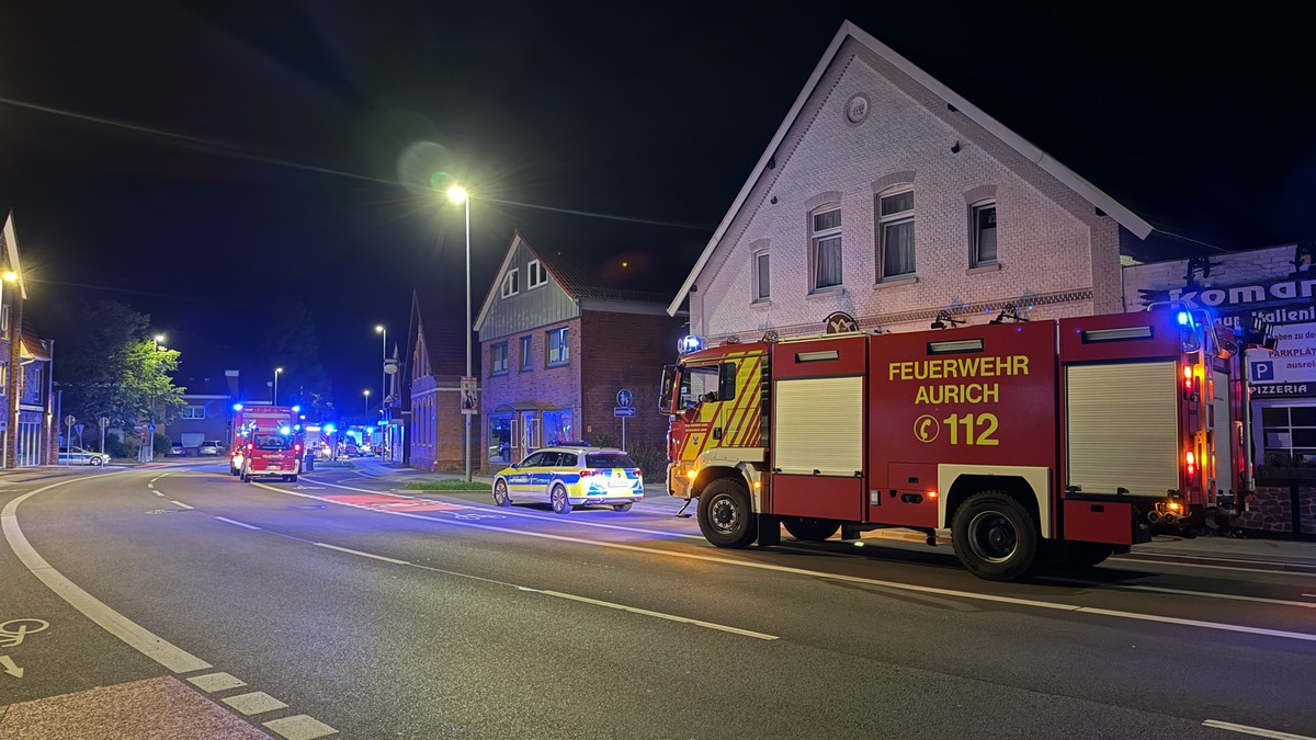 FW-AUR: Menschenrettung bei nächtlichem Kellerbrand in Mehrfamilienhaus - Foto: presseportal.de