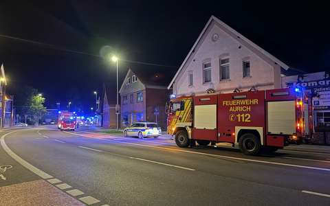 FW-AUR: Menschenrettung bei nächtlichem Kellerbrand in Mehrfamilienhaus - Foto: presseportal.de