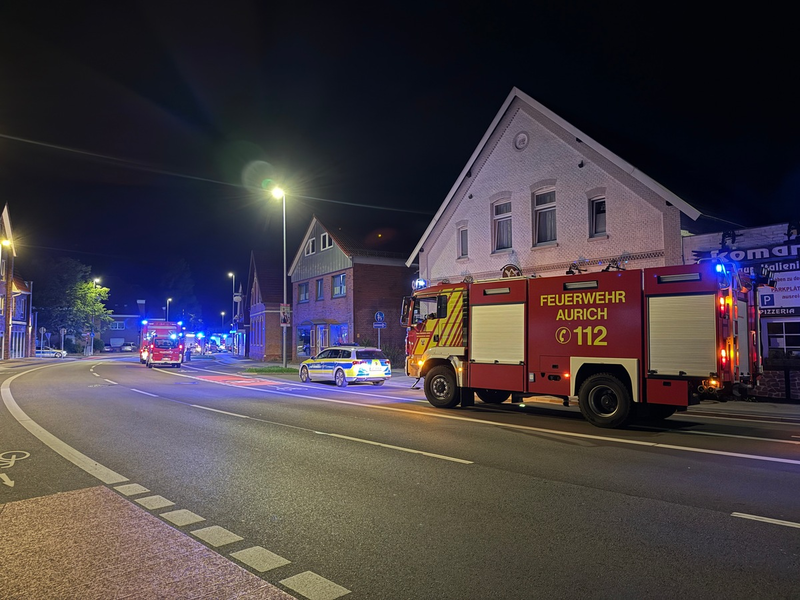 FW-AUR: Menschenrettung bei nächtlichem Kellerbrand in Mehrfamilienhaus - Foto: presseportal.de