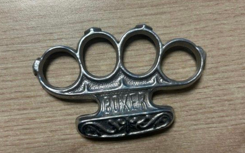 BPOL NRW: Schlagring bei 17-Jährigem am Duisburger Hauptbahnhof durch Bundespolizei sichergestellt - Foto: presseportal.de