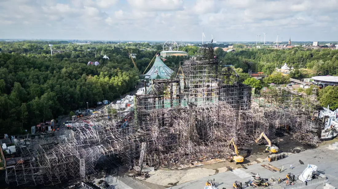 Das Bühnenmaterial bestand zu einem großen Teil aus Holz und konnte deshalb leicht brennen. - Bild: Stringer/Belga/dpa