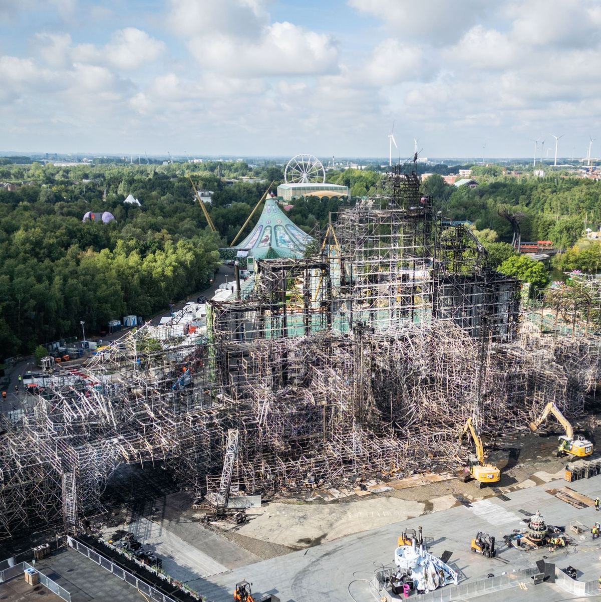 Das Bühnenmaterial bestand zu einem großen Teil aus Holz und konnte deshalb leicht brennen. - Foto: Stringer/Belga/dpa
