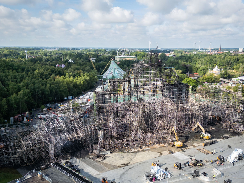 Die Hauptbühne soll jetzt abgerissen werden. - Foto: Stringer/Belga/dpa