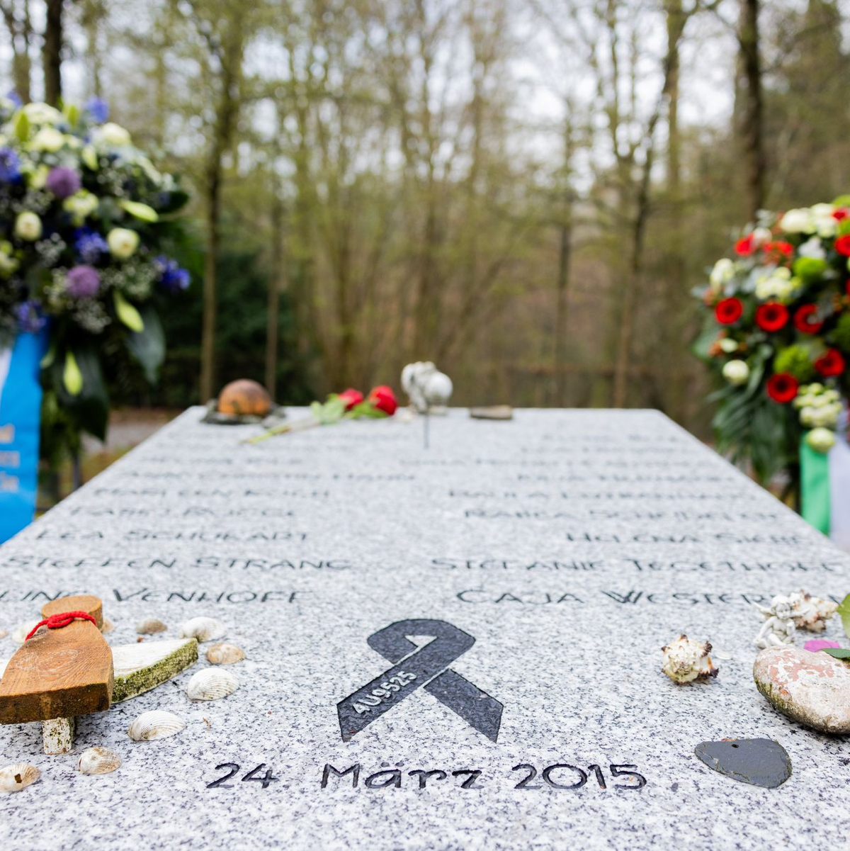 Gedenken an die Opfer eines lebensmüden Co-Piloten.  - Foto: Rolf Vennenbernd/dpa