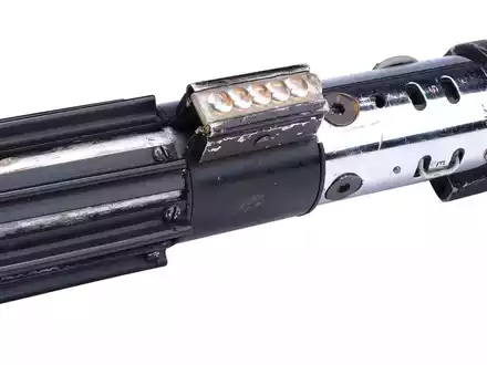 Das legendäre Lichtschwert von «Star Wars»-Bösewicht Darth Vader wird im September in Los Angeles versteigert.  - Foto: Propstore/dpa