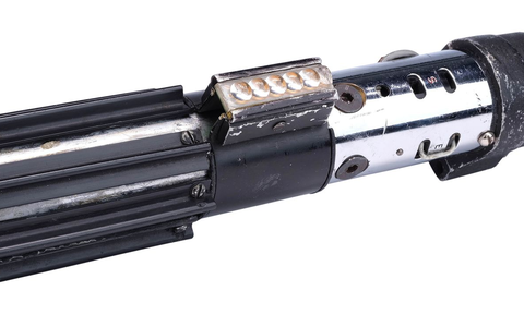 Das legendäre Lichtschwert von «Star Wars»-Bösewicht Darth Vader wird im September in Los Angeles versteigert.  - Foto: Propstore/dpa