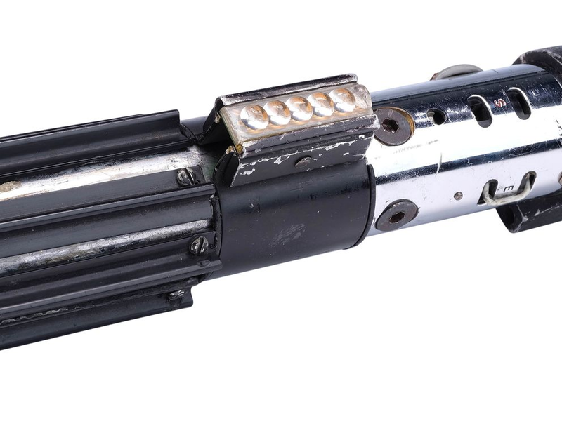 Das legendäre Lichtschwert von «Star Wars»-Bösewicht Darth Vader wird im September in Los Angeles versteigert.  - Foto: Propstore/dpa