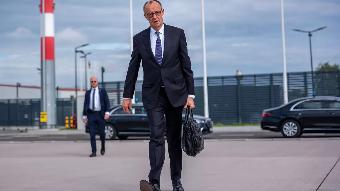 Der Vertrag umfasst 27 Seiten und wird von einem Aktionsplan mit 17 Punkten flankiert. - Bild: Michael Kappeler/dpa