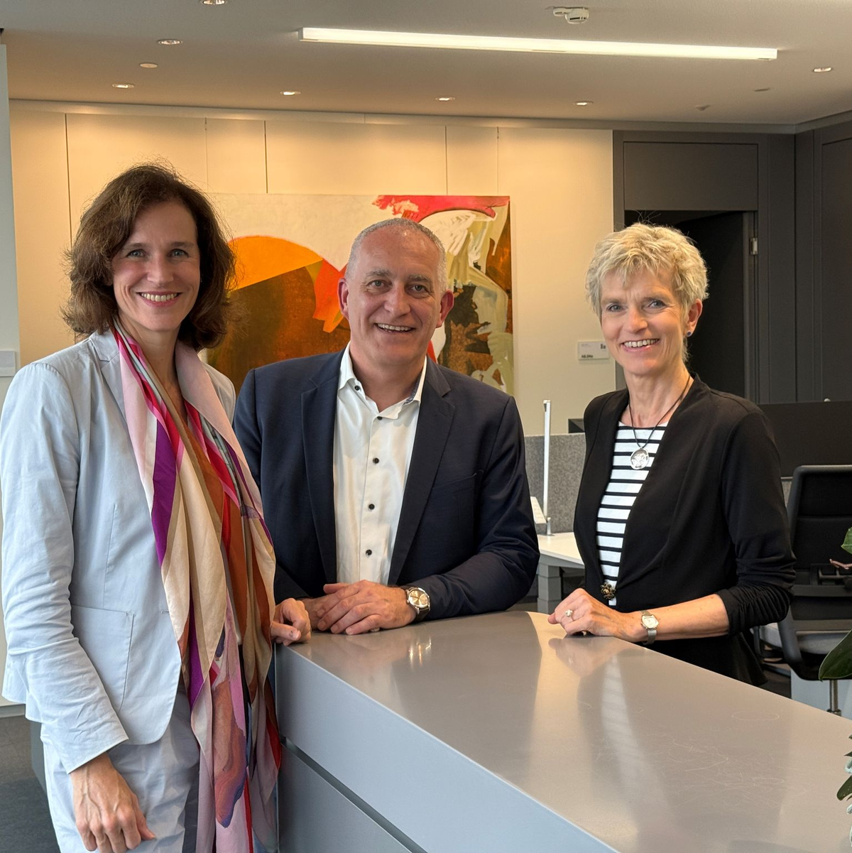 Personalchefin Judith Wiese, der zweite Vorsitzende der IG Metall Jürgen Kerner und die Gesamtbetriebsratsvorsitzende Birgit Steinborn zeigen Einigkeit.  - Foto: dpa