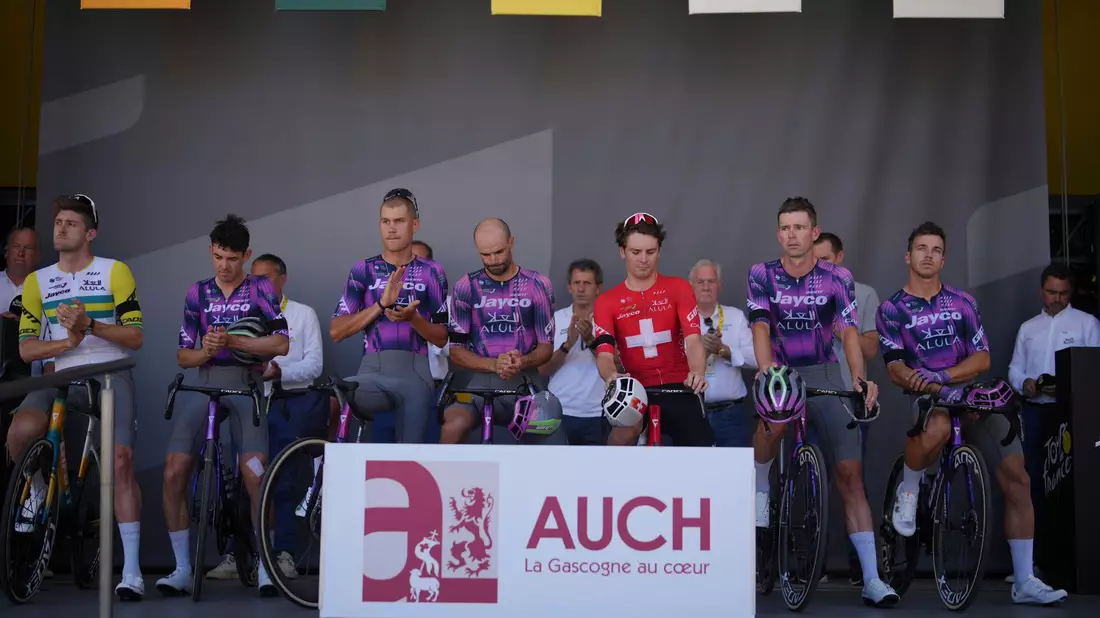 Bei der Tour de France legte das Team des tödlich verunglückten Radsportlers eine Schweigeminute ein. - Bild: Thibault Camus/AP/dpa