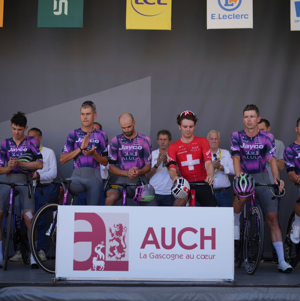 Bei der Tour de France legte das Team des tödlich verunglückten Radsportlers eine Schweigeminute ein. - Foto: Thibault Camus/AP/dpa
