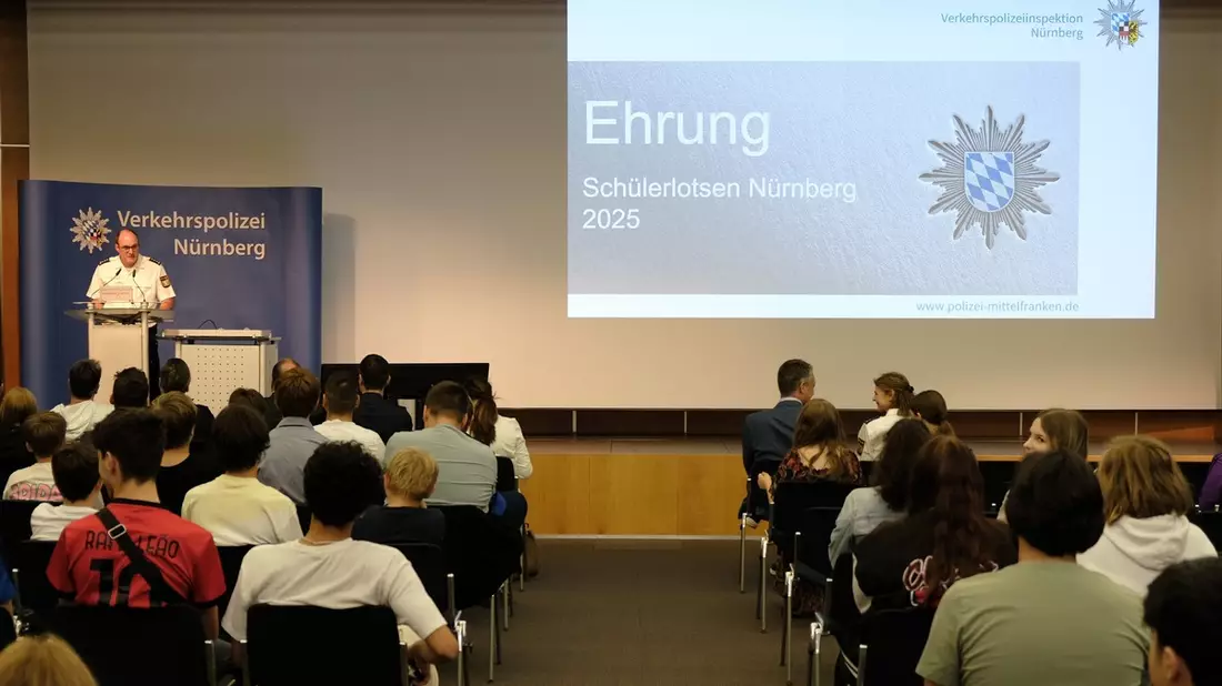 POL-MFR: (729) Schülerlotsenehrung in Nürnberg - Bild: presseportal.de