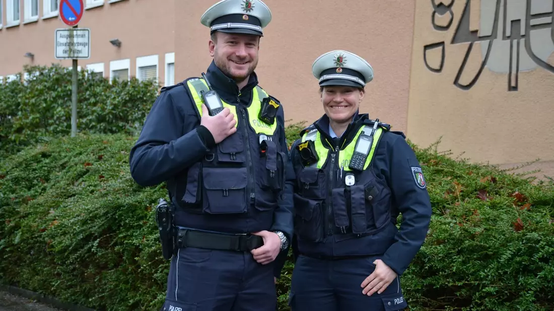 POL-ME: Bezirksdienst berät gemeinsam mit den ASSen am STREIFENWagen -2507084 - Bild: presseportal.de