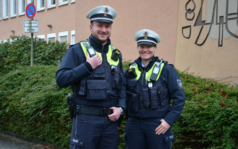 POL-ME: Bezirksdienst berät gemeinsam mit den ASSen am STREIFENWagen -2507084 - Foto: presseportal.de POL-ME: Bezirksdienst berät gemeinsam mit den ASSen am STREIFENWagen -2507084 - Foto: presseportal.de