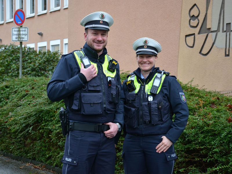 POL-ME: Bezirksdienst berät gemeinsam mit den ASSen am STREIFENWagen -2507084 - Foto: presseportal.de