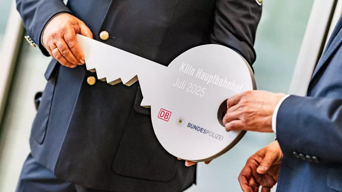 BPOL NRW: Symbolische Schlüsselübergabe der Bundespolizei am Kölner Hauptbahnhof - Bild: presseportal.de