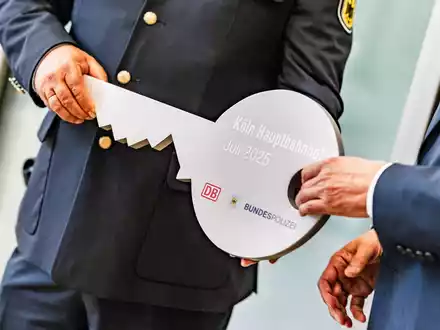 BPOL NRW: Symbolische Schlüsselübergabe der Bundespolizei am Kölner Hauptbahnhof - Foto: presseportal.de