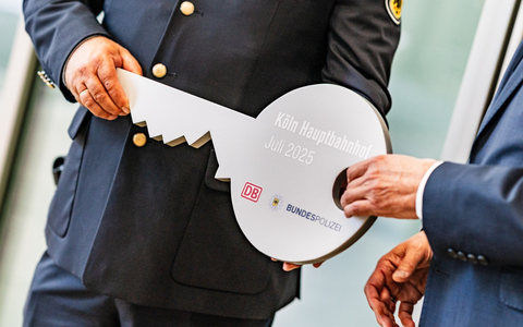 BPOL NRW: Symbolische Schlüsselübergabe der Bundespolizei am Kölner Hauptbahnhof - Foto: presseportal.de BPOL NRW: Symbolische Schlüsselübergabe der Bundespolizei am Kölner Hauptbahnhof - Foto: presseportal.de