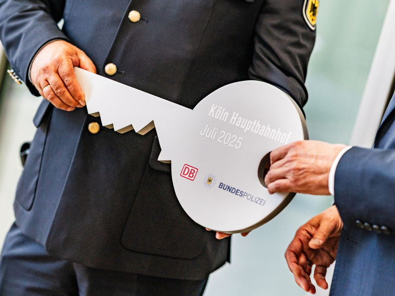 BPOL NRW: Symbolische Schlüsselübergabe der Bundespolizei am Kölner Hauptbahnhof - Foto: presseportal.de