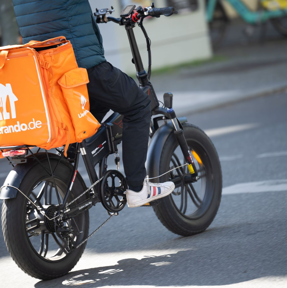 Der Lieferdienst Lieferando reduziert seine Fahrerflotte in Deutschland um rund ein Fünftel. (Archivbild) - Foto: Sebastian Gollnow/dpa