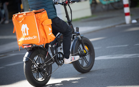 Der Lieferdienst Lieferando reduziert seine Fahrerflotte in Deutschland um rund ein Fünftel. (Archivbild) - Foto: Sebastian Gollnow/dpa