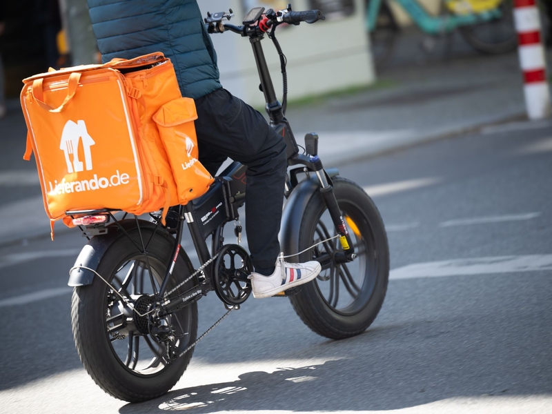 Der Lieferdienst Lieferando reduziert seine Fahrerflotte in Deutschland um rund ein Fünftel. (Archivbild) - Foto: Sebastian Gollnow/dpa