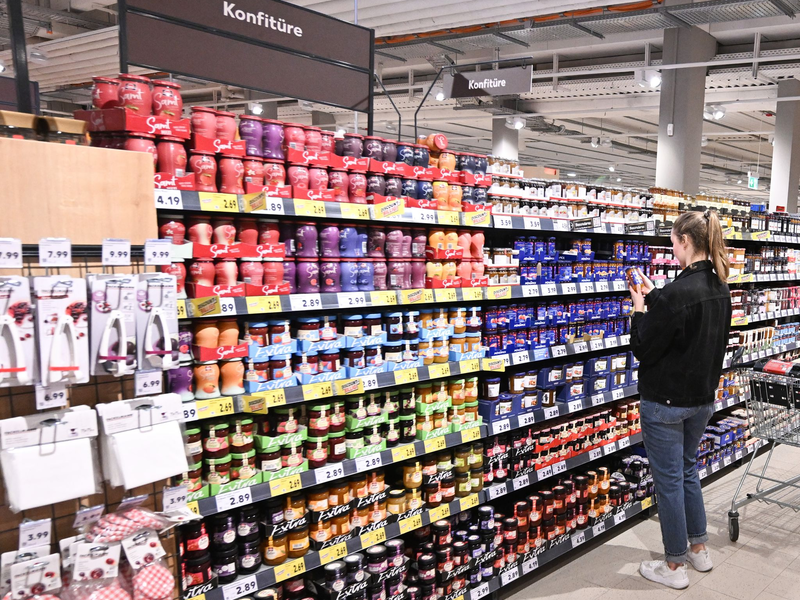 Für Marmeladen müssen Verbraucher aktuell bereits tiefer in die Tasche greifen als vor ein paar Jahren. - Foto: Bernd Weißbrod/dpa
