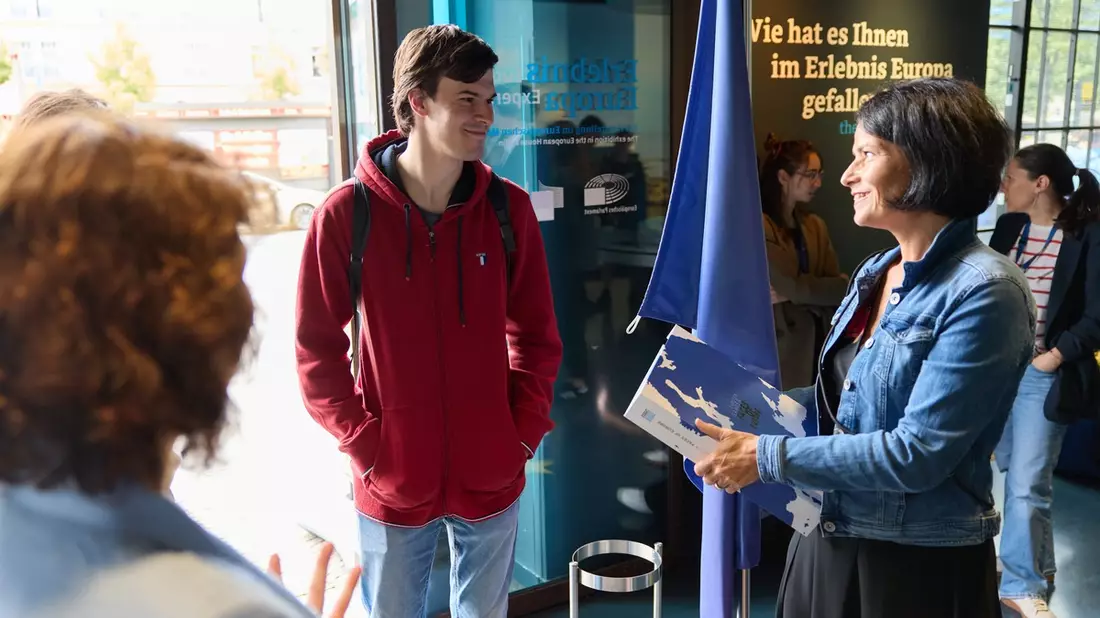 Millionster Gast im EU-Erlebniszentrum am Brandenburger Tor in Berlin - Bild: presseportal.de