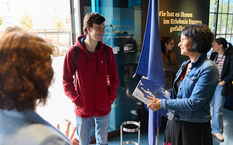 Millionster Gast im EU-Erlebniszentrum am Brandenburger Tor in Berlin - Foto: presseportal.de