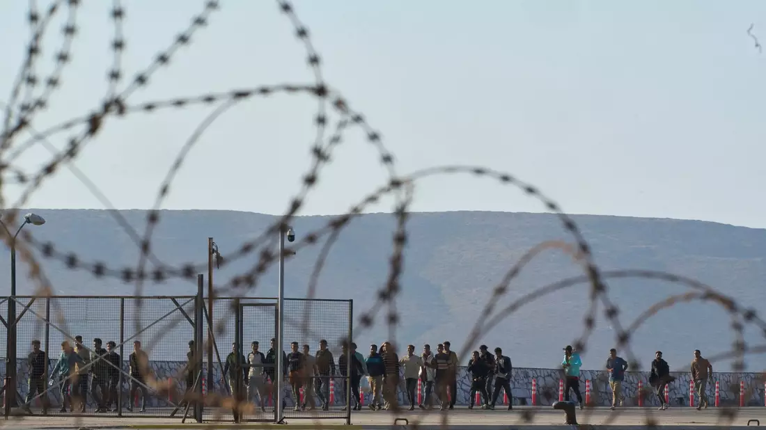 Aus dem Mittelmeer gerettete Migranten, hier im griechischen Hafen von Lavrio. - Bild: Petros Giannakouris/AP/dpa
